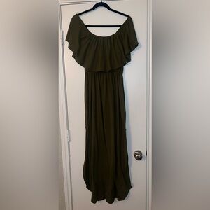 Women’s off the shoulder long army green dress with pockets!